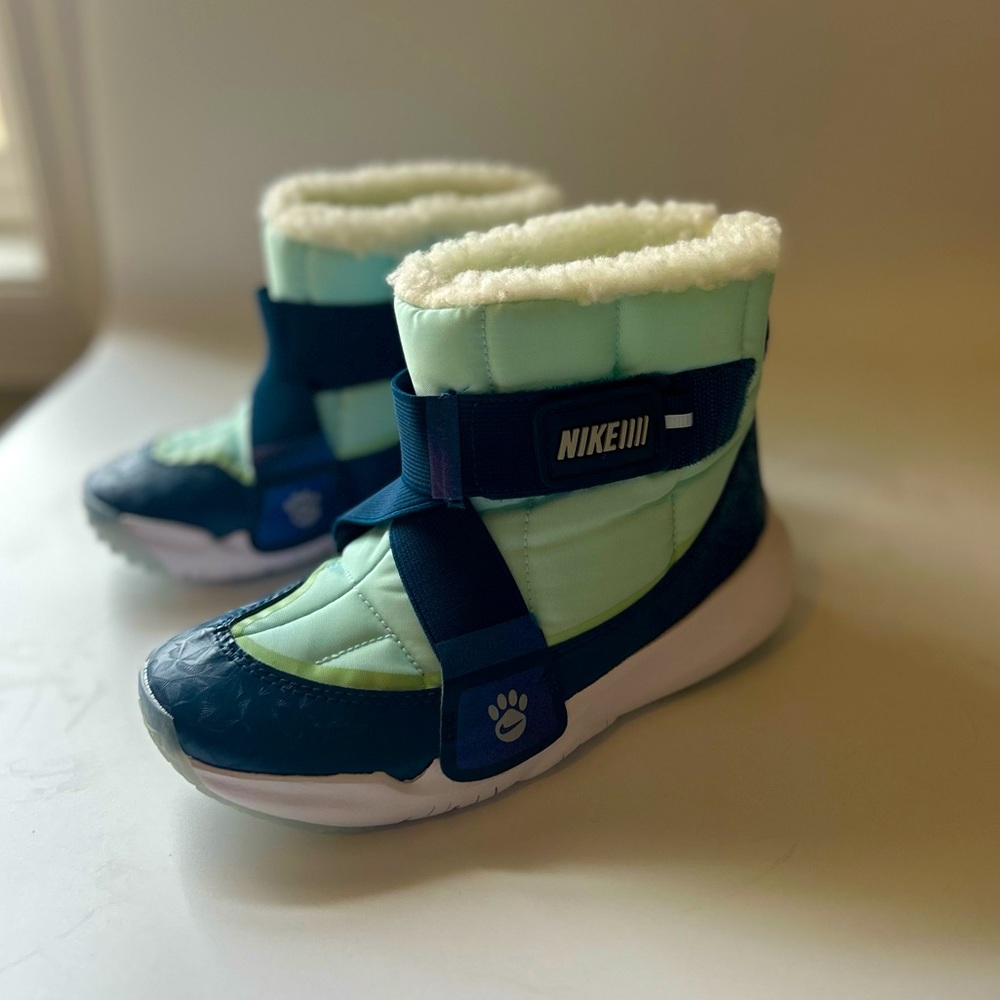 Nike Flex Advance Boot SE. Blue and silver toddler unisex boot. Plush and comfy